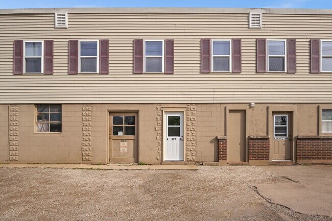 Building Photo - 825 E Wilson St
