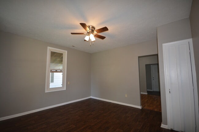 Building Photo - 2 Bedroom 1 Bath Home with a Carport
