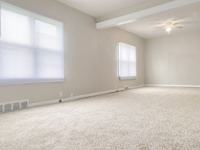 Foto del edificio - Nice 3 bed 1.5 bath w 2 car garage