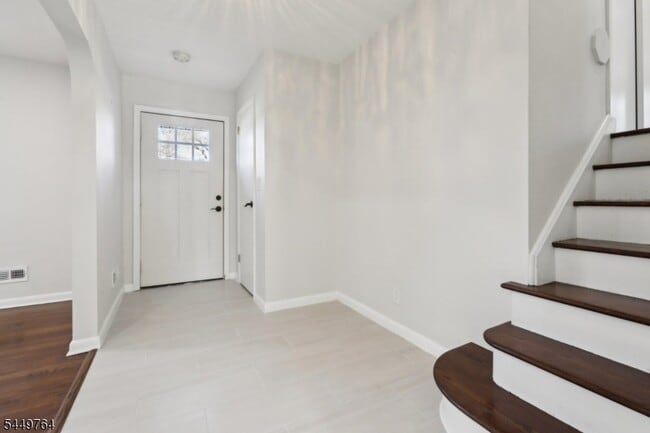 Building Photo - 287 Country Club Dr