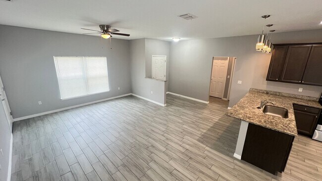 Foto del edificio - Beautiful 3 Bedroom, 2 Bathroom Home in Palm Bay!!