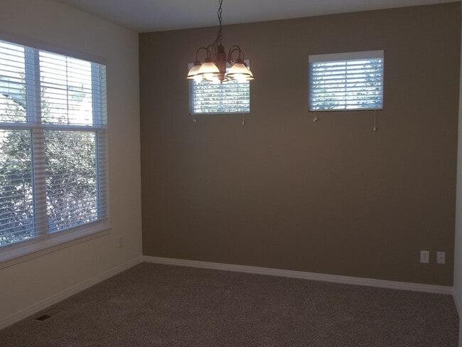 Building Photo - 2621 Rock Creek Dr