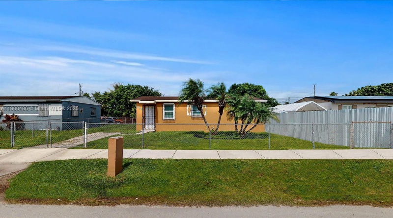 Foto principal - 830 NW 3rd St