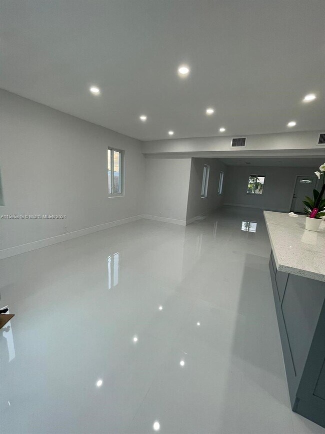 Foto del edificio - 6820 SW 19th Terrace