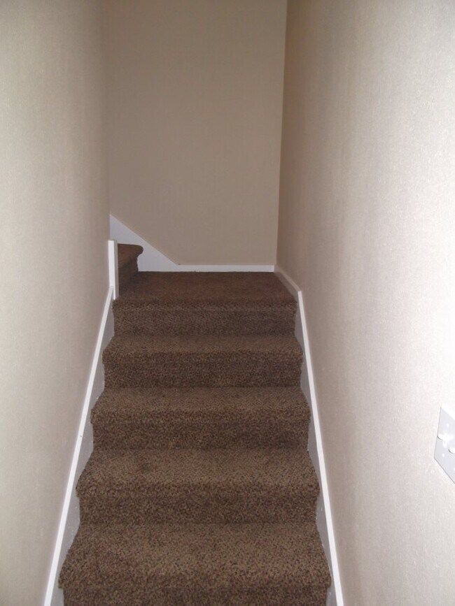 Building Photo - 2 Bedroom 1 Bathroom Townhome in Downtown ...