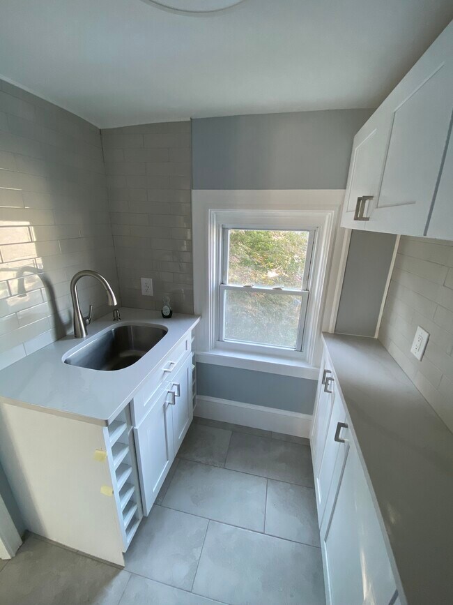 Foto del edificio - 750 Academy Ave