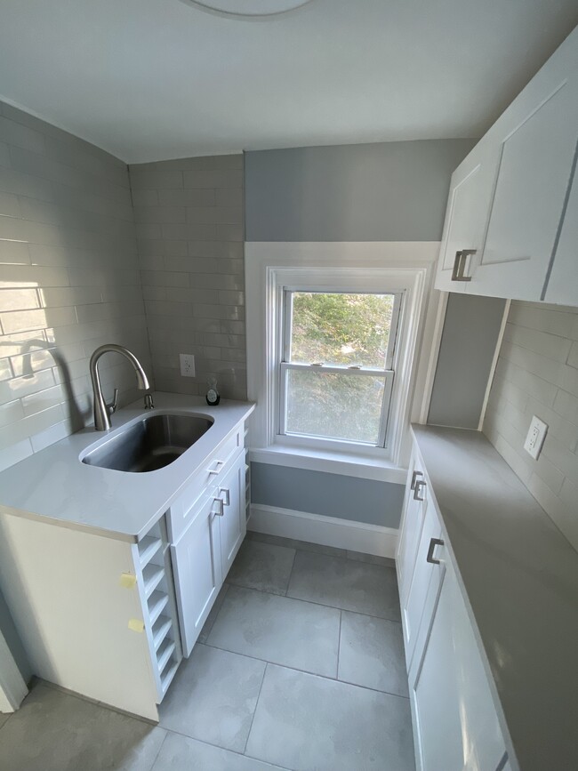 Building Photo - 750 Academy Ave