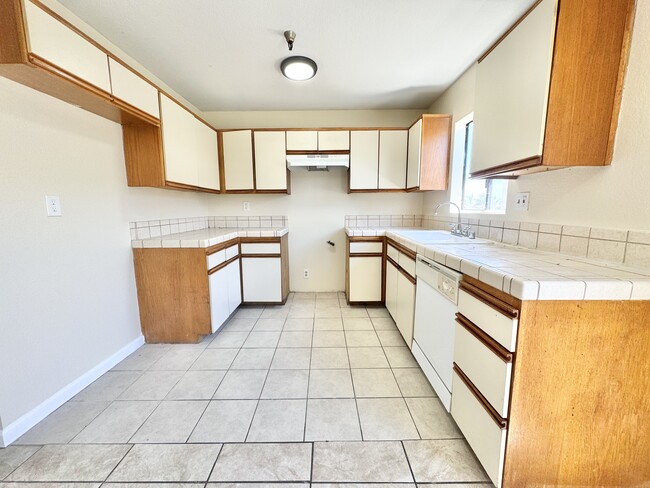 Building Photo - 13214 Cordray Ave