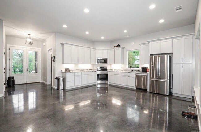 Building Photo - New Rental 3/2 in The Heart of Benton