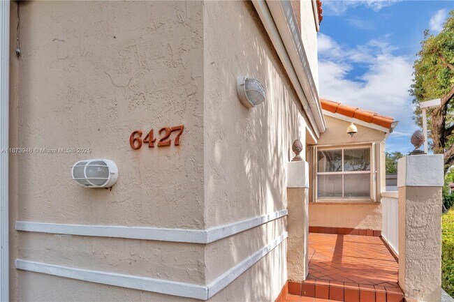 Foto del edificio - 6427 SW 132nd Ct Cir