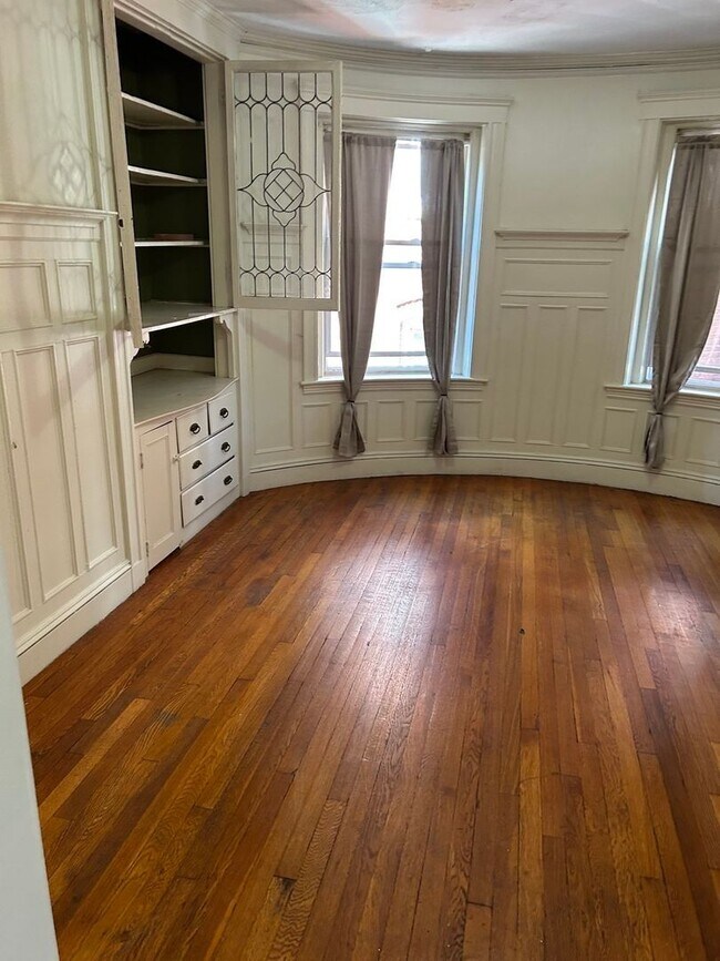 Foto del edificio - 4-bed + 2-bath Washington Square Brookline