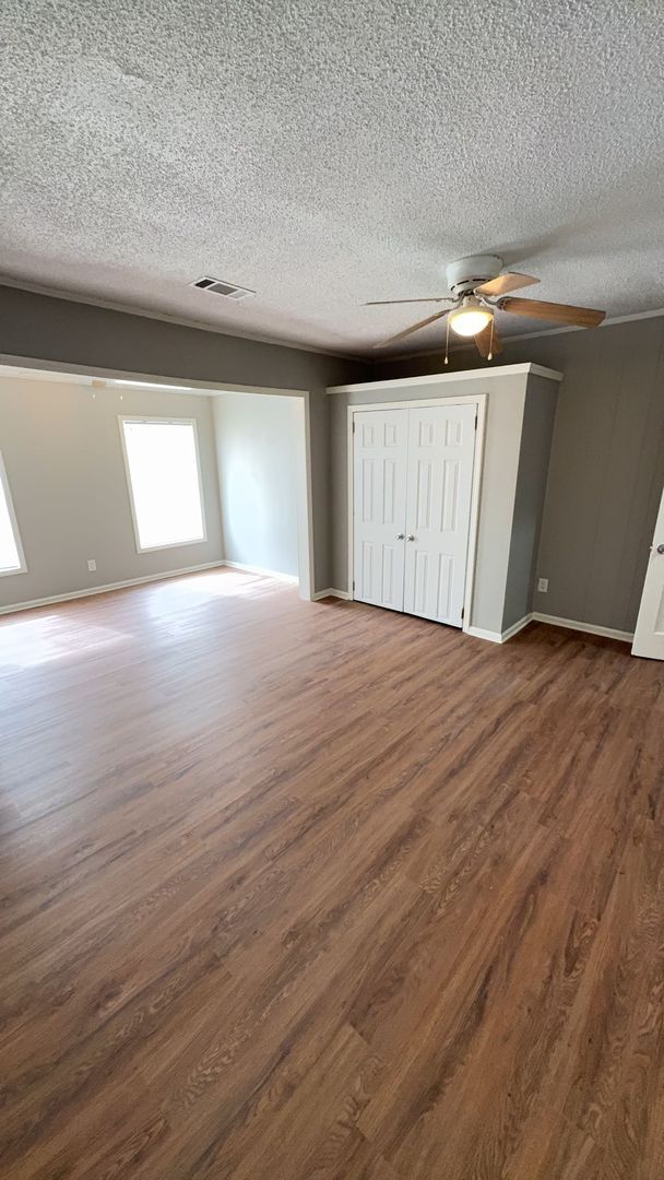 Foto del edificio - Spacious 4 Bedroom Home - Open to Section 8