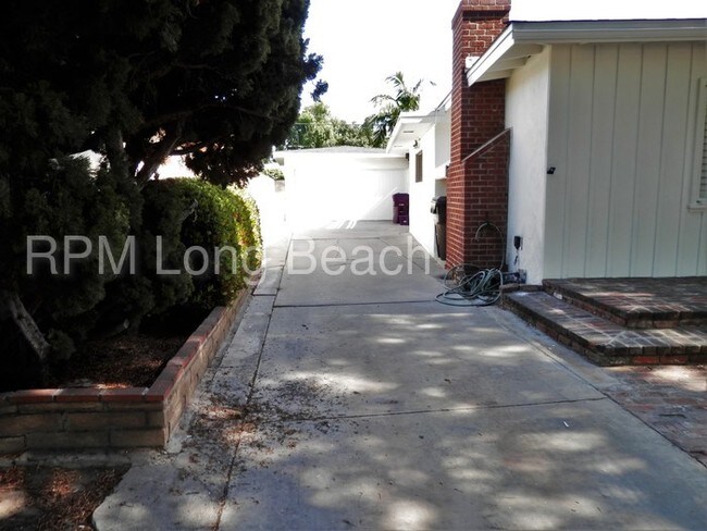 Building Photo - 5760 E Los Arcos St