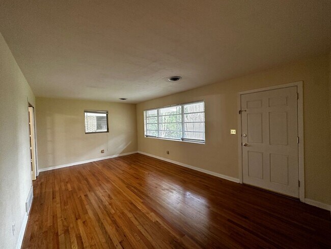 Foto del edificio - 2214 Joyner Dr