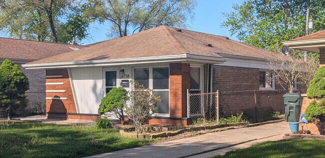 Foto del edificio - 14738 Blackstone Ave
