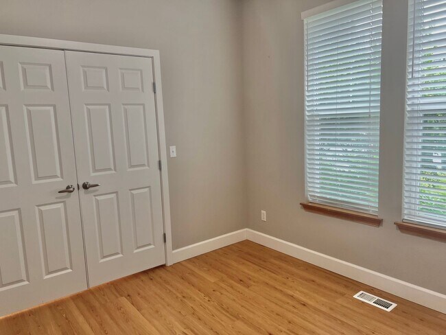 Building Photo - Must See! Beautiful 3bd/ + Bonus Rm/2.5 bath/ Primary Bed on Main/ /Heat Pump/Updated Features