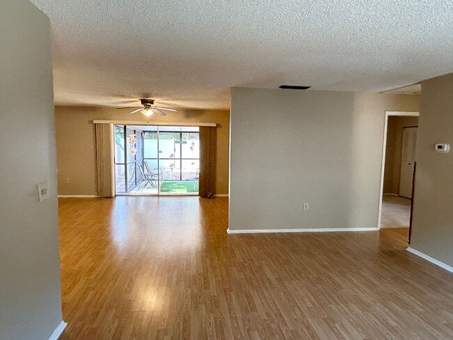 Building Photo - 2 Bedroom Villa with Screened in Patio!