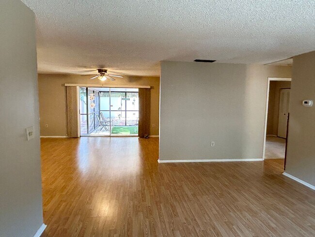 Foto del edificio - 2 Bedroom Villa with Screened in Patio!