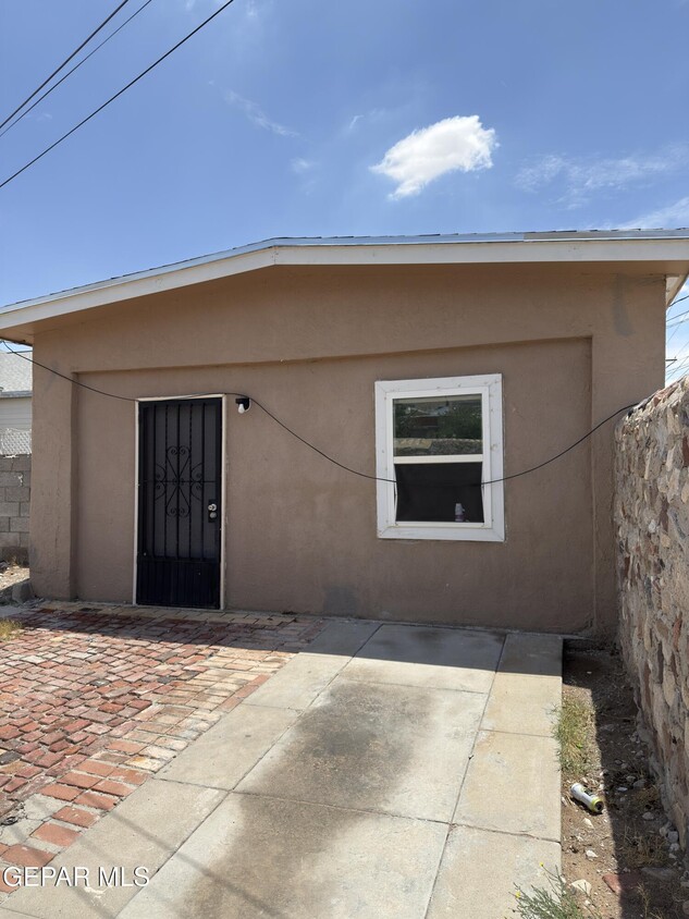 Primary Photo - 2920 Myles St