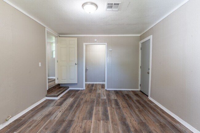 Building Photo - Spacious 3 Bedroom House in Del City