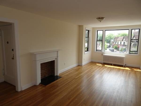 Primary Photo - 235 Larchmont Ave