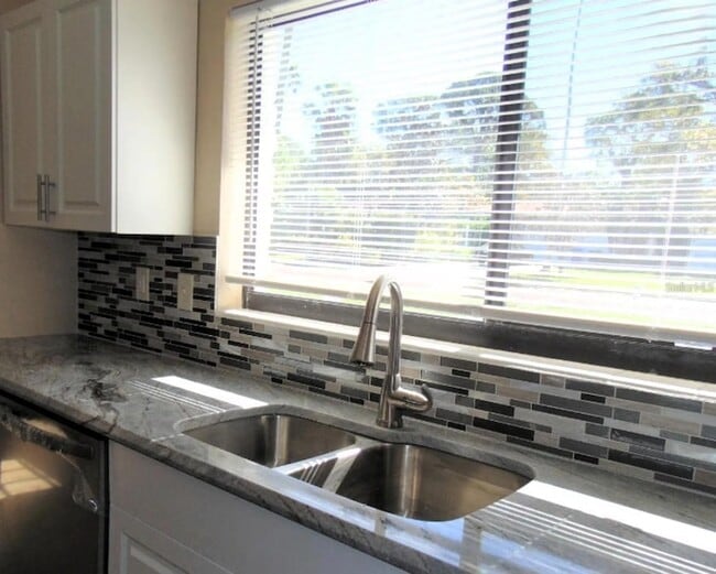 Foto del edificio - 1790 Santa Barbara Dr