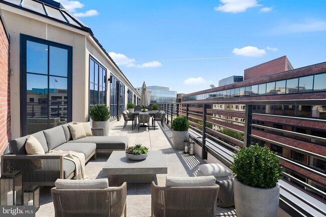 Foto del edificio - 2121 Ward Pl NW