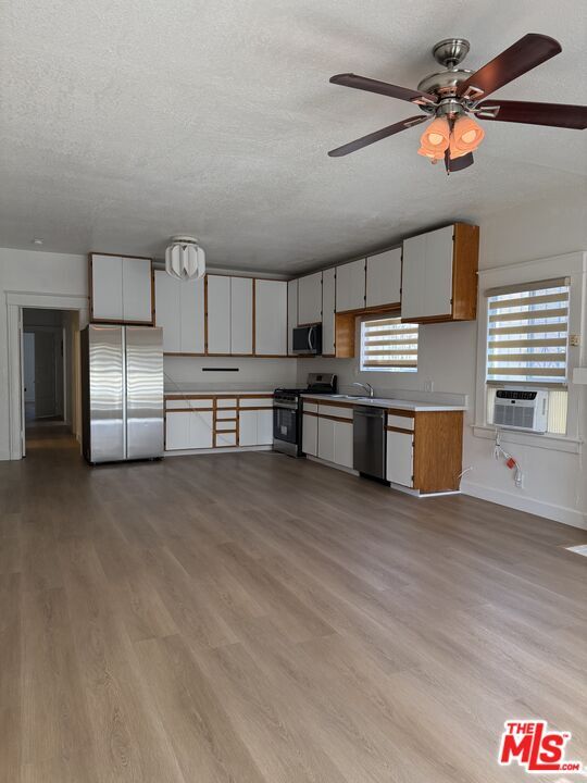 Foto del edificio - 832 S Catalina St