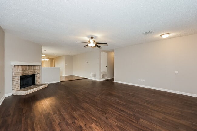 Building Photo - 8412 Seven Oaks Ln