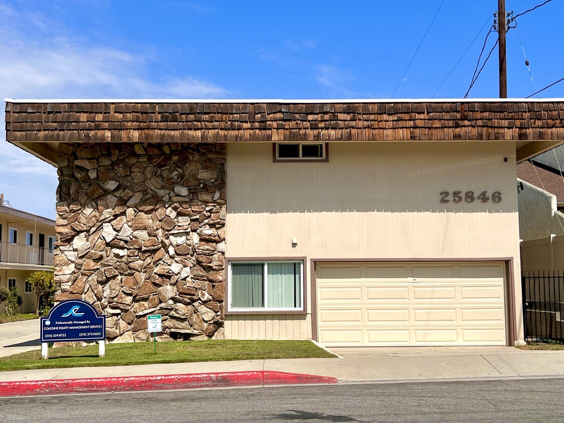 Primary Photo - Oak Street Apartments