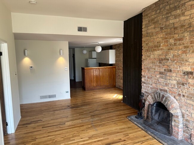 Building Photo - 606 W Surf St