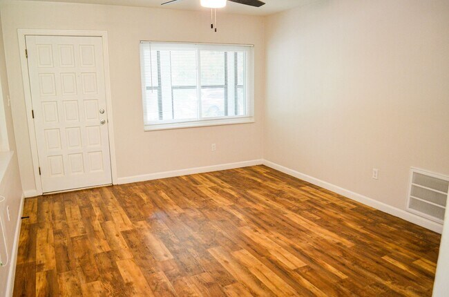 Foto del edificio - Hazel Heights 3 bedroom 2 bath concrete bl...