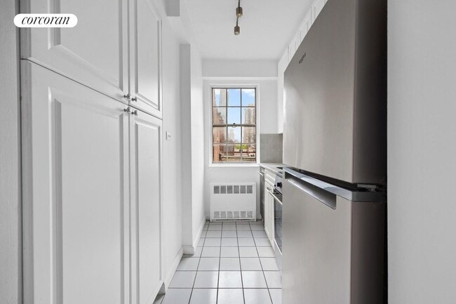 Building Photo - 245 E 35th St