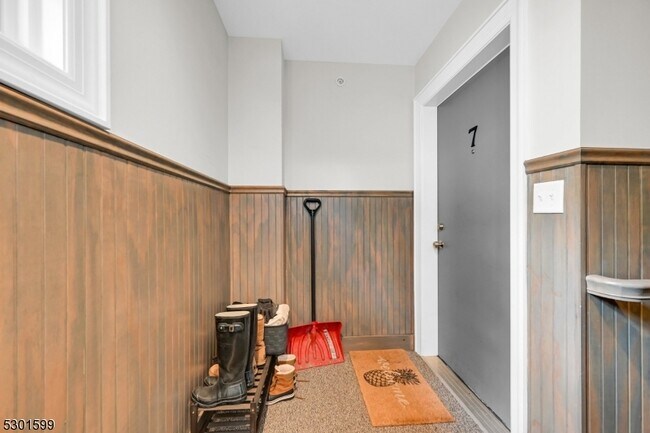 Building Photo - 52 Elm St
