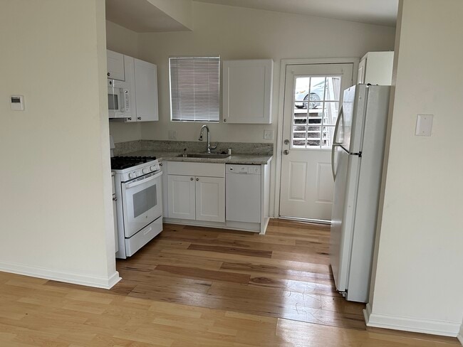 Building Photo - 8846 Farralone Ave