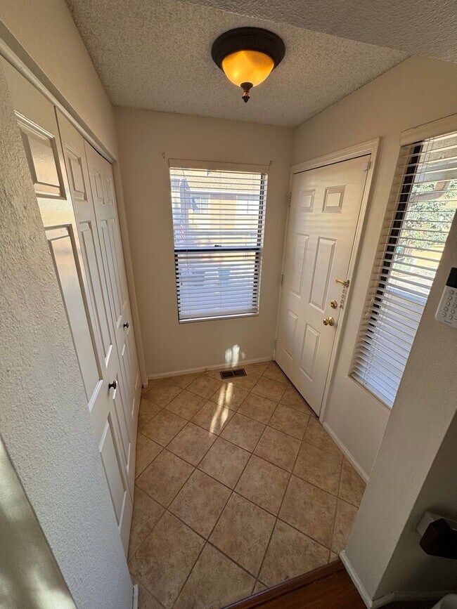 Foto del edificio - 365 Autumn Ridge Cir