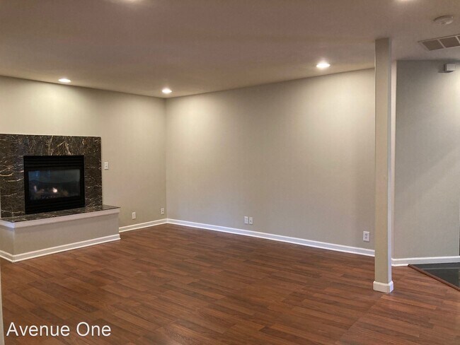 Building Photo - 3 br, 3 bath House - 1033 S 128th St