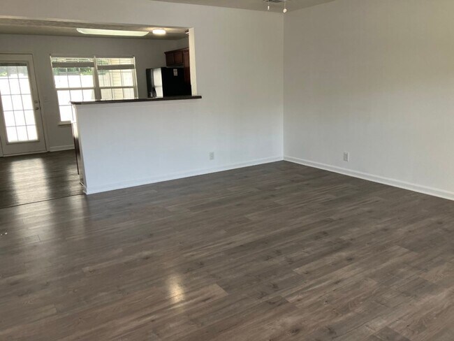 Foto del edificio - MOVE IN SPECIAL $300 off one month's rent!...