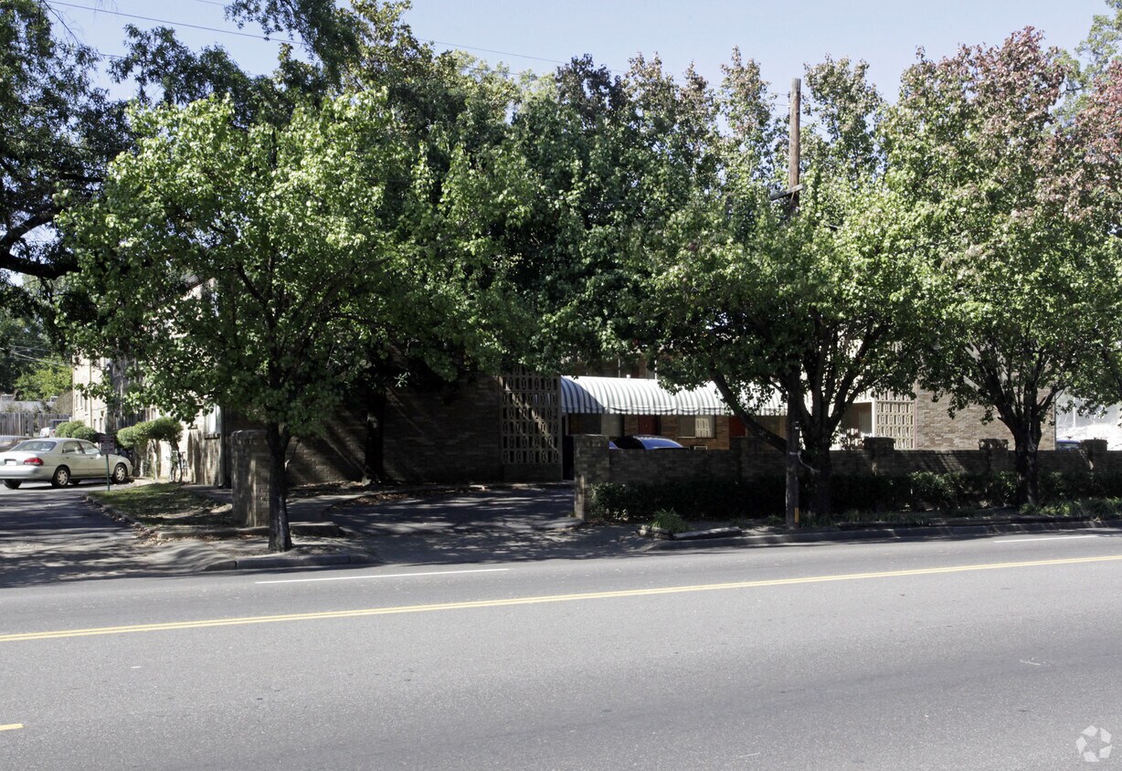 The Landing on the Strip 461 S Highland St Memphis, TN Apartments