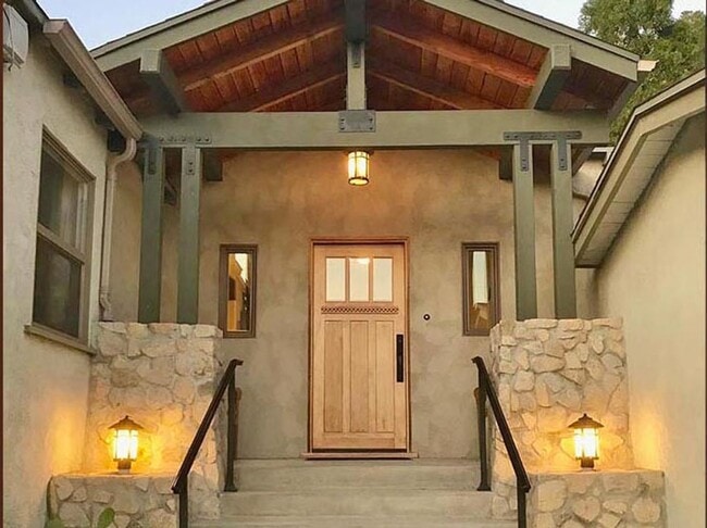 Foto del edificio - 3-Bedroom Home in Glendale's Foothills with RV Parking!