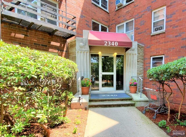 Building Photo - 2340 Linwood Ave