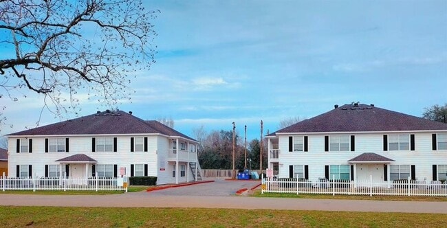 Building Photo - 512 Hollyhock st