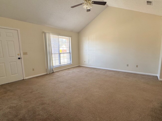 Building Photo - MOVE-IN READY! (Pet Friendly)