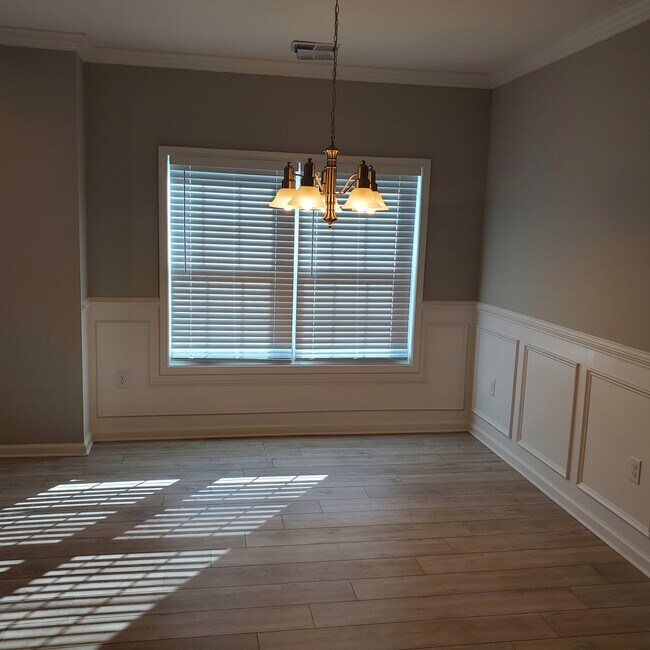 Dining Area - 647 Sunnyside Dr