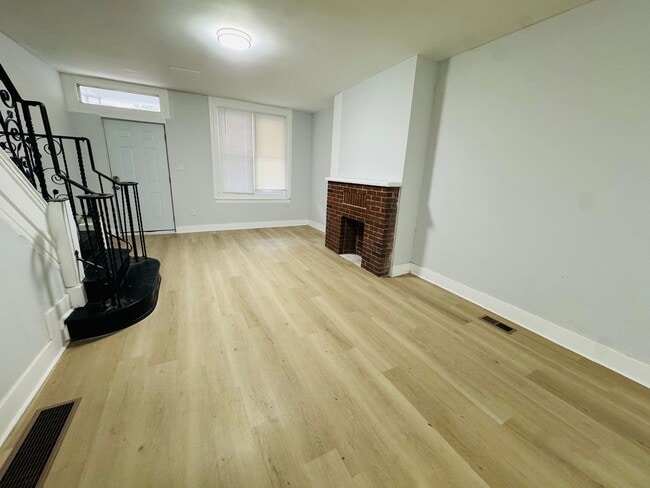 Foto del edificio - Remodeled 4bd/1.5 bath House with Rear yar...