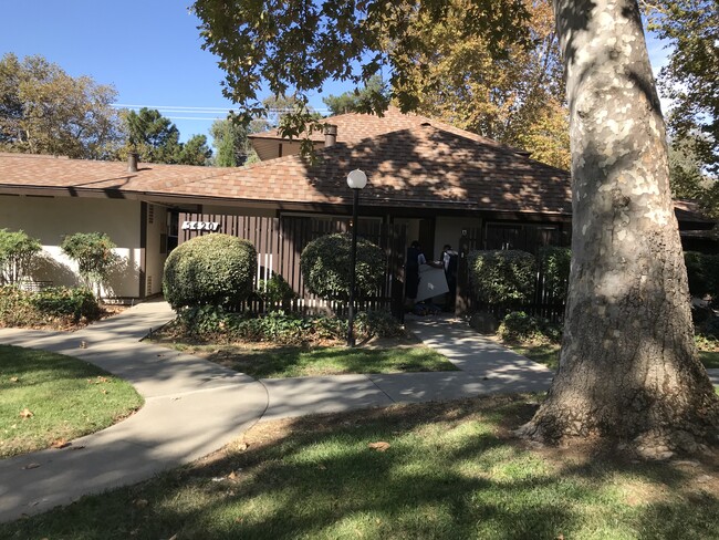 Foto del edificio - 5420 Roundtree Ct