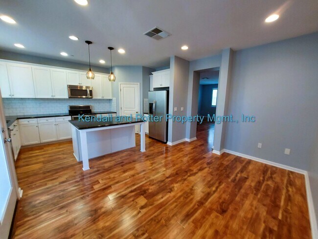 Foto del edificio - Immaculate 4 Bedroom, 3.5 Bath Townhome in Desirable Scotts Valley