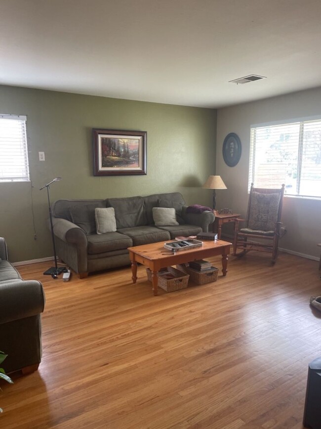 Foto del edificio - Home in East Davis 3 bed. 2 baths 2 car ga...