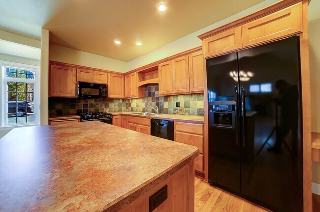Building Photo - Beautiful Braeburn Community Townhouse, Cl...