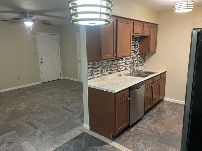 Foto del edificio - 2560 Lisa Dr